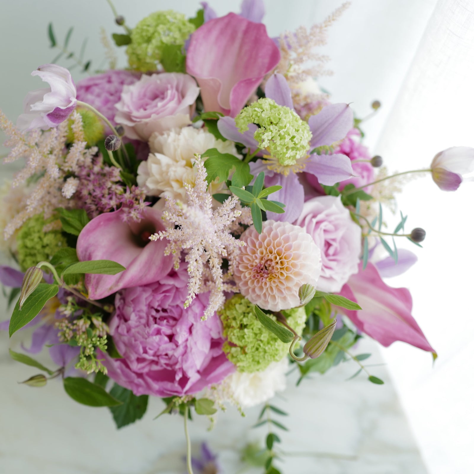 季節の花のアレンジメント – GENTLE BEAST FLOWER
